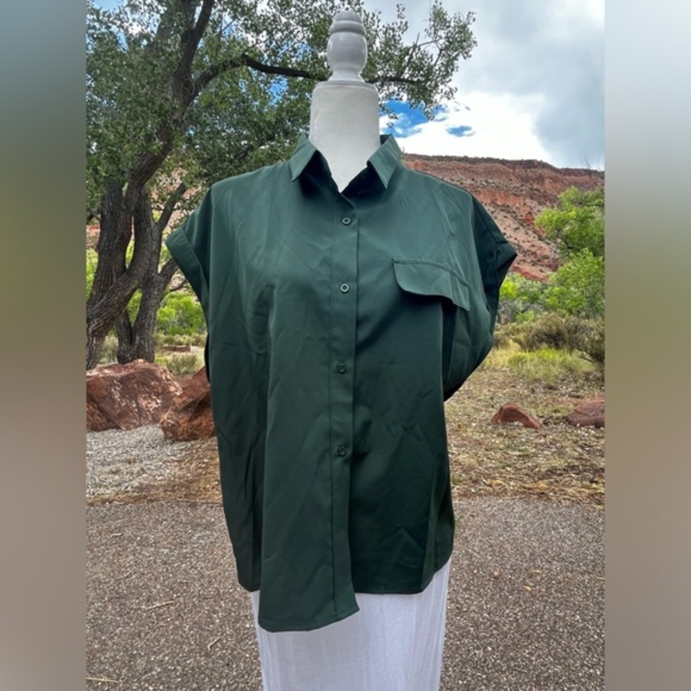 🔜 
 Forest Green Button Down Short Sleeve Blouse Large
